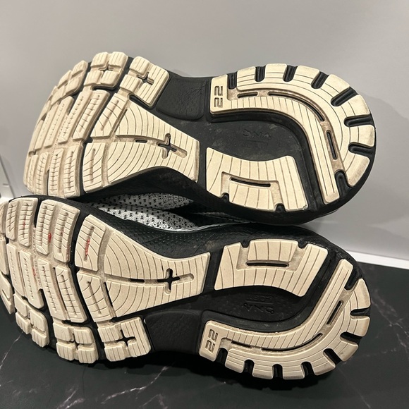 Brooks Adrenaline GTS Black White Women’s Running Shoes Size 7.5 - Picture 10 of 17